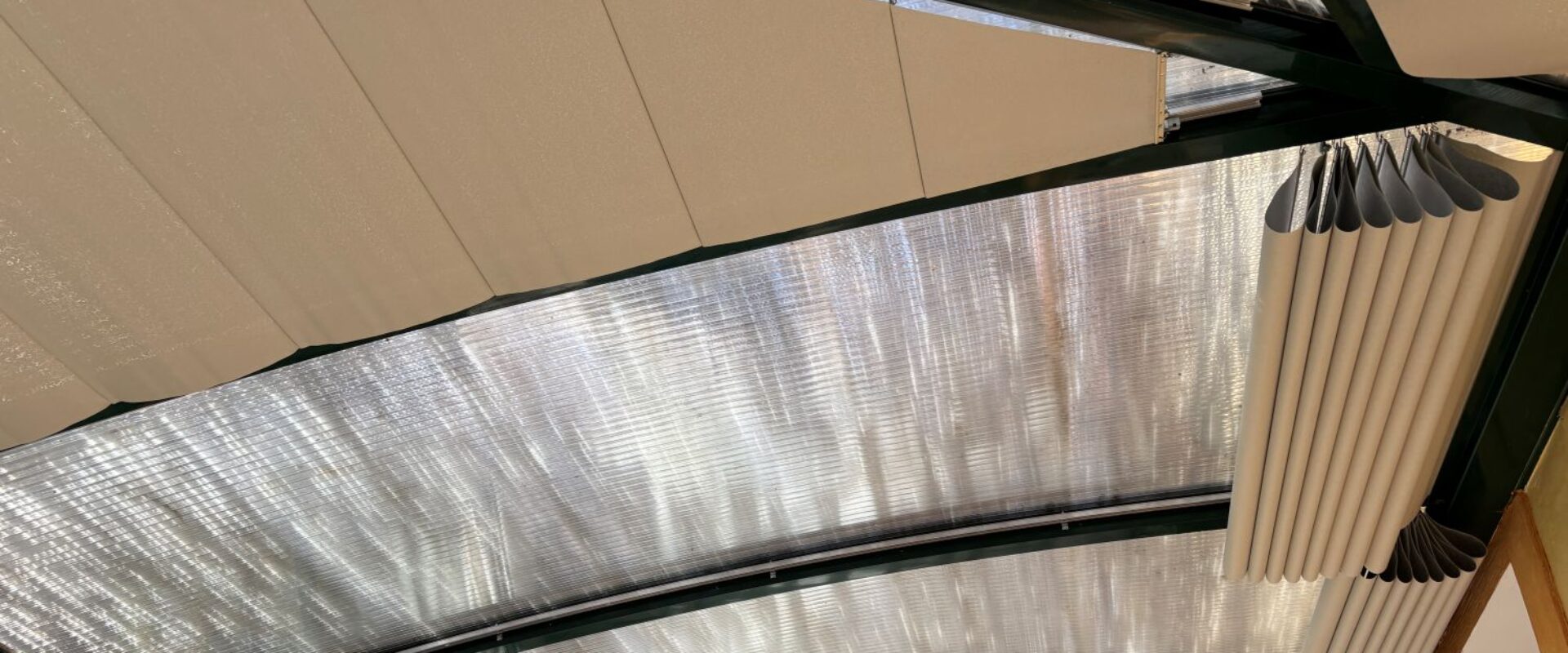 Installation de stores anti-chaleur sur une véranda cintrée à Menton