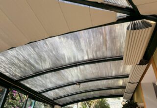 Installation de stores anti-chaleur sur une véranda cintrée à Menton