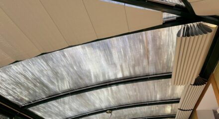 Installation de stores anti-chaleur sur une véranda cintrée à Menton