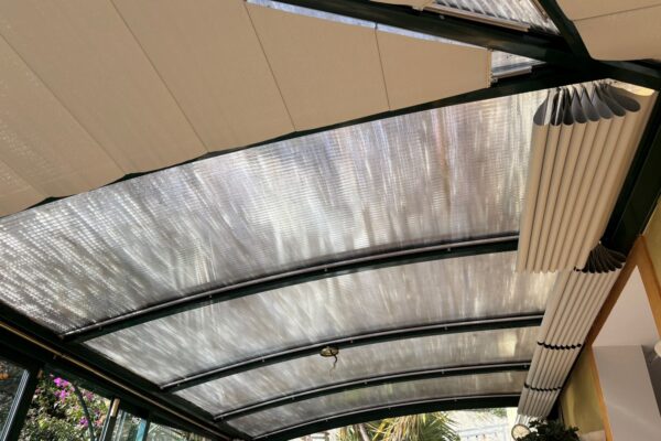 Installation de stores anti-chaleur sur une véranda cintrée à Menton