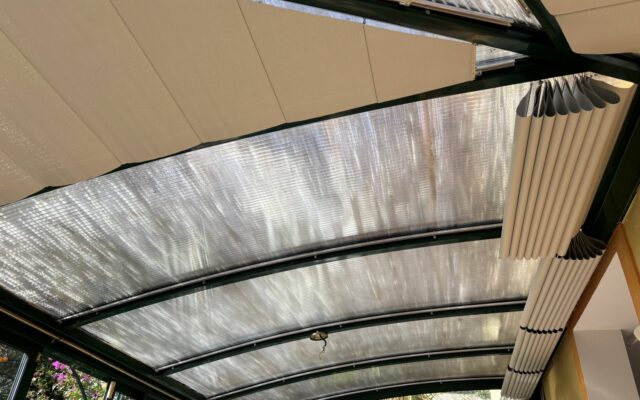 Installation de stores anti-chaleur sur une véranda cintrée à Menton