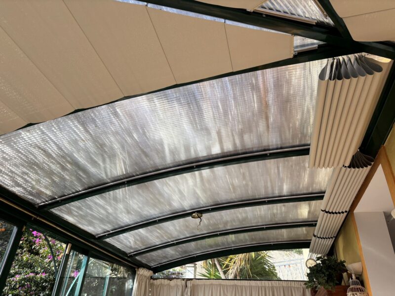 Installation de stores anti-chaleur sur une véranda cintrée à Menton