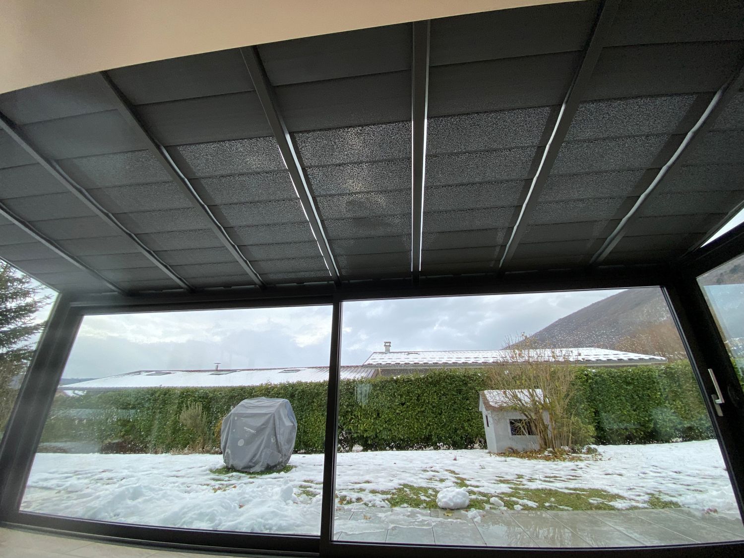 Protection solaire et anti froid d'une toiture de véranda
